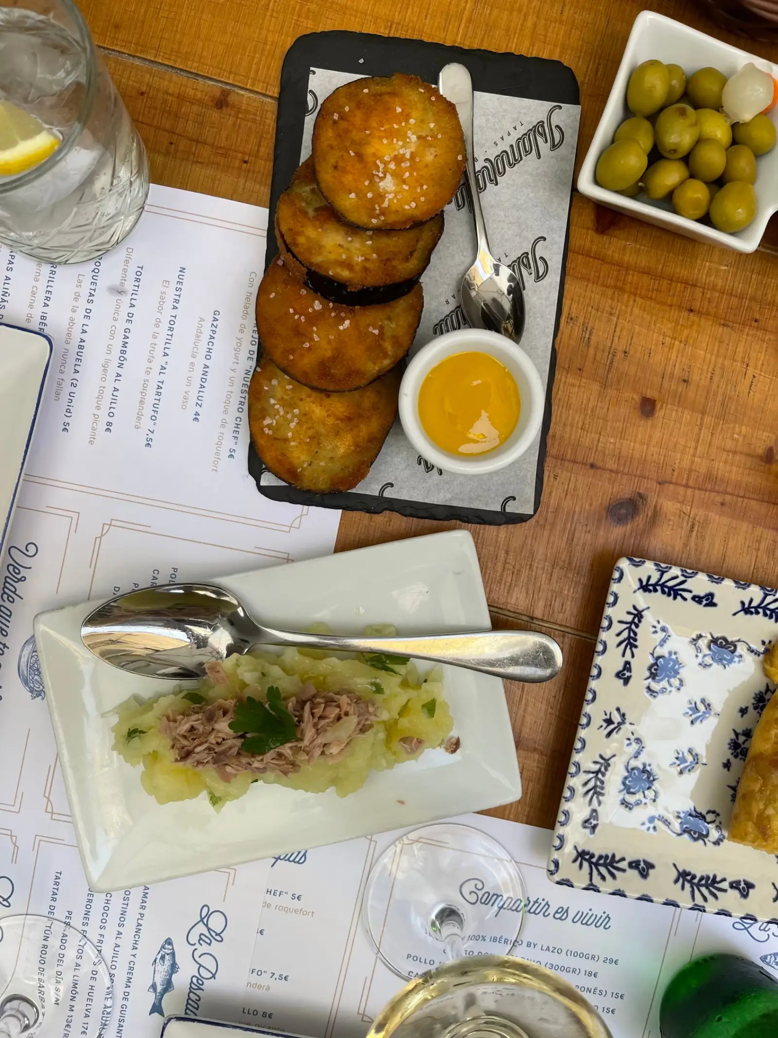Islamorada Tapas Bar, Seville: Retinto mini cheeseburger and fried squid